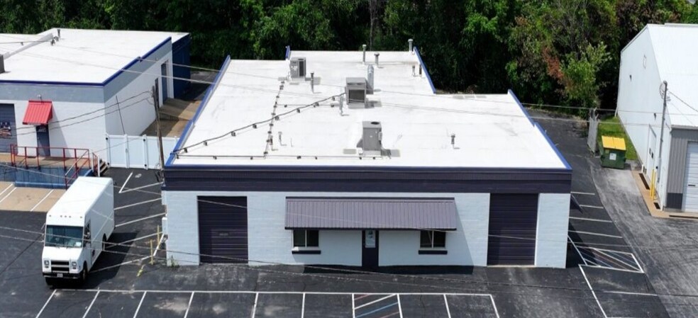 Primary Photo Of 1427 W Lark Industrial Dr, Fenton Distribution For Lease