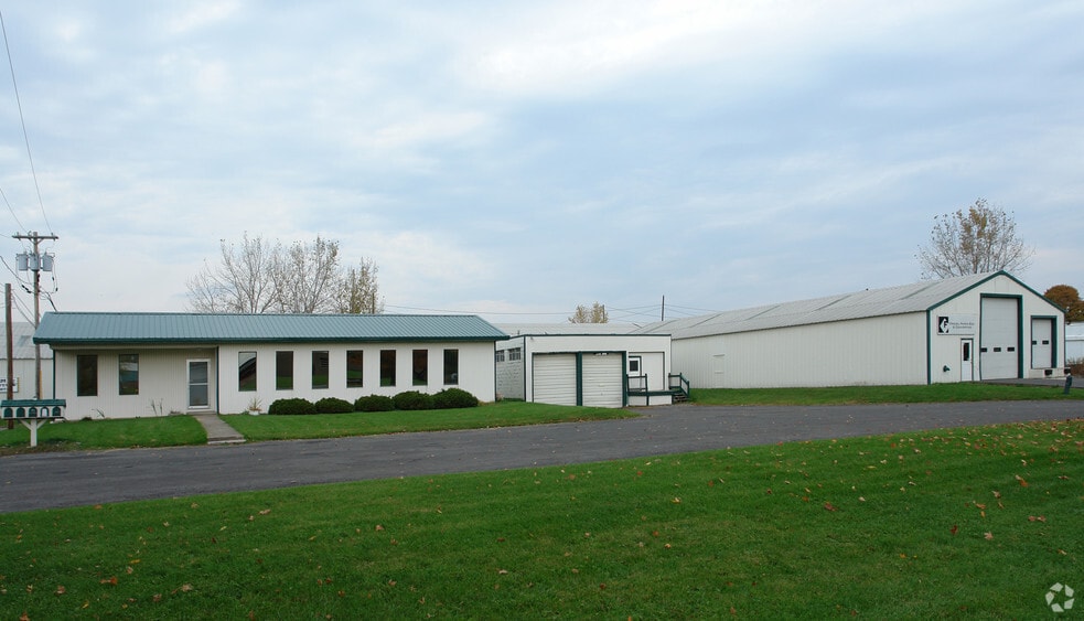 More Photos Of 304 W Second St, East Syracuse Warehouse For Lease