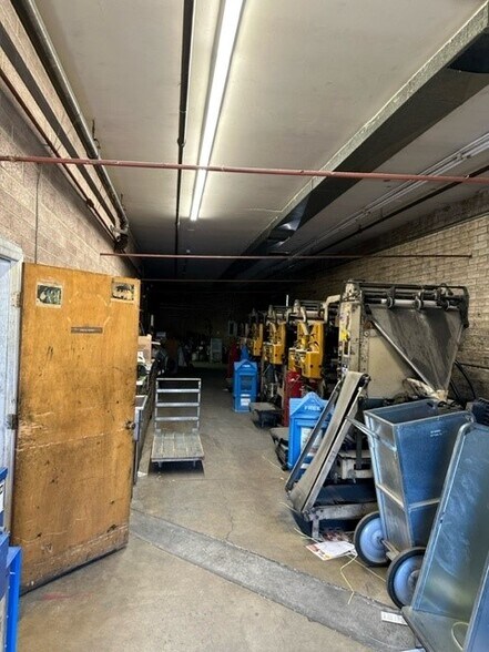 More Photos Of 298 N Pine St, Globe Light Distribution For Sale