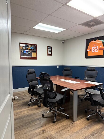 More Photos Of 9511 N Nebraska Ave, Tampa Light Distribution For Sale