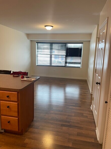 More Photos Of 6906 W 111th St, Worth Bar For Sale