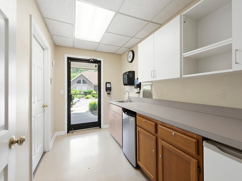 More Photos Of 1998 Hendersonville Rd, Asheville Medical For Sale