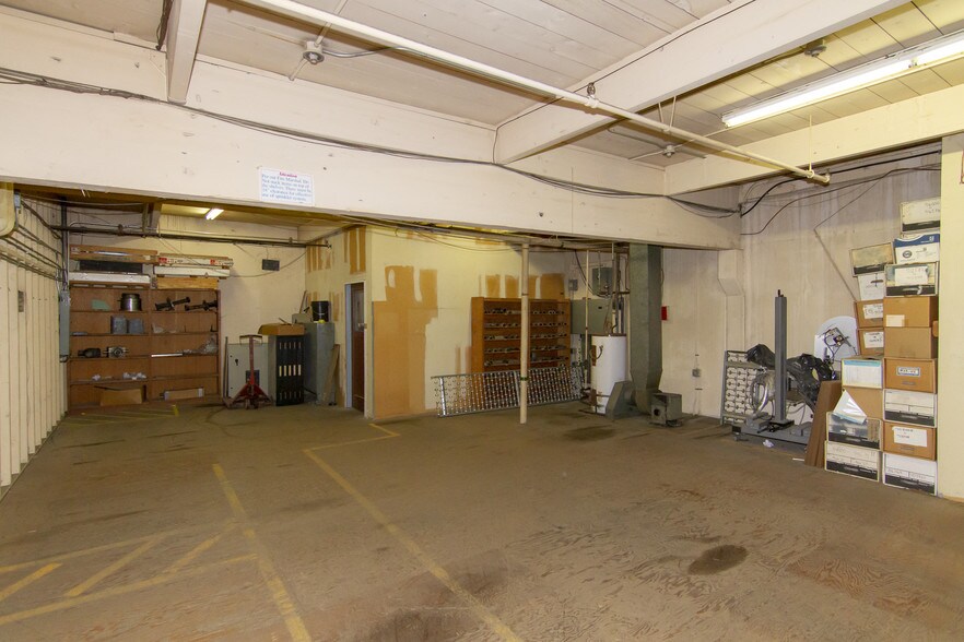 More Photos Of 2515-2517 SE Mailwell Dr, Milwaukie Manufacturing For Lease