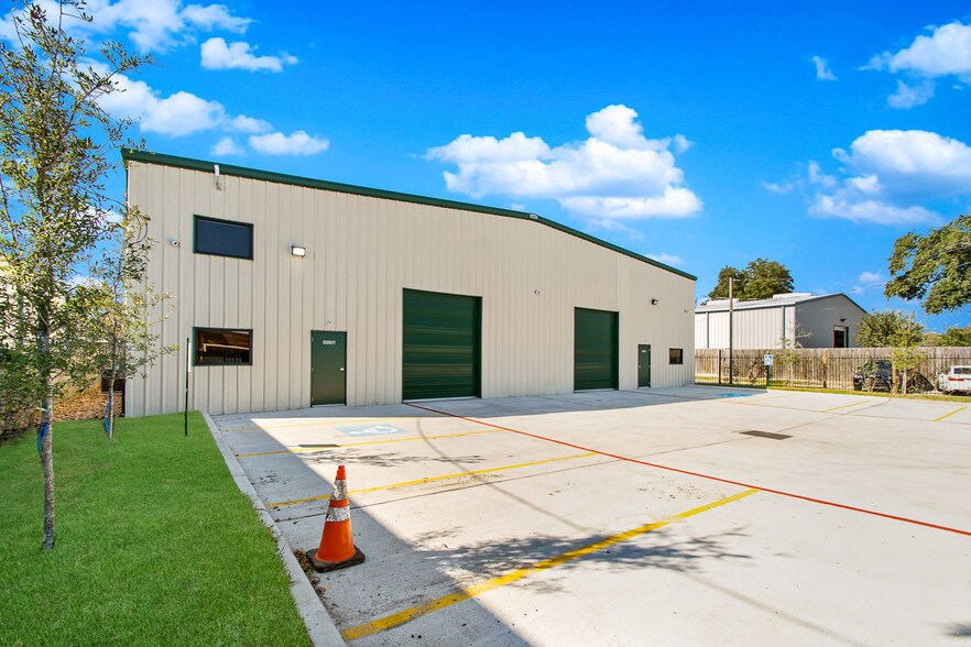 More Photos Of 4018 Ocee St, Houston Manufacturing For Lease