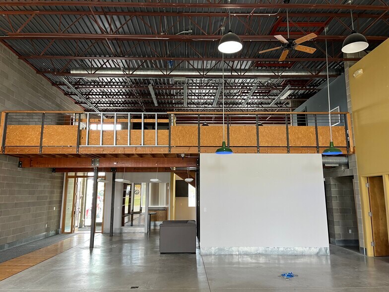 More Photos Of 2712 Stange Rd, Ames Storefront Retail Office For Lease