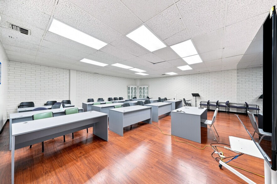 More Photos Of 2333 Beverly Blvd, Los Angeles Office For Lease