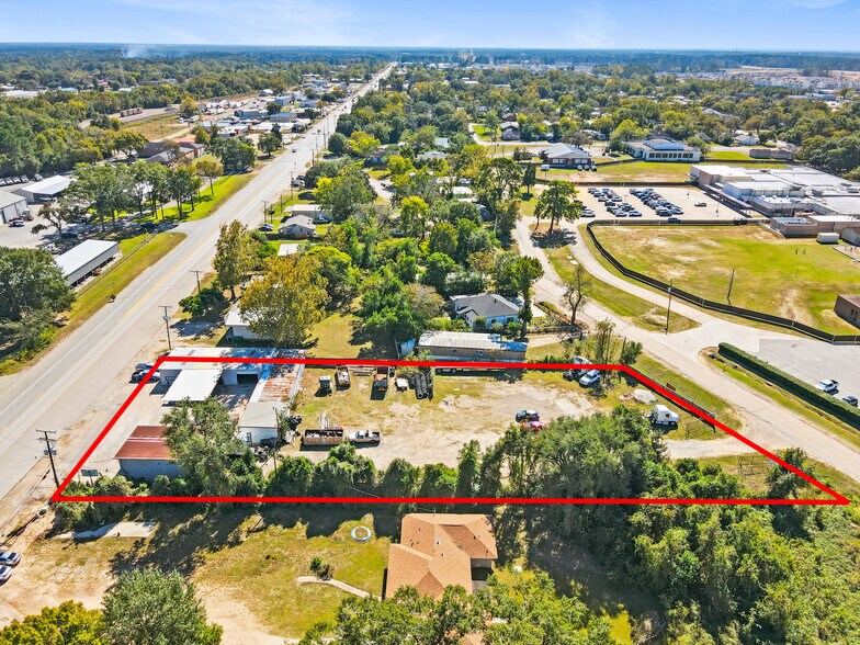 More Photos Of 611 TX-75, Willis General Retail For Lease