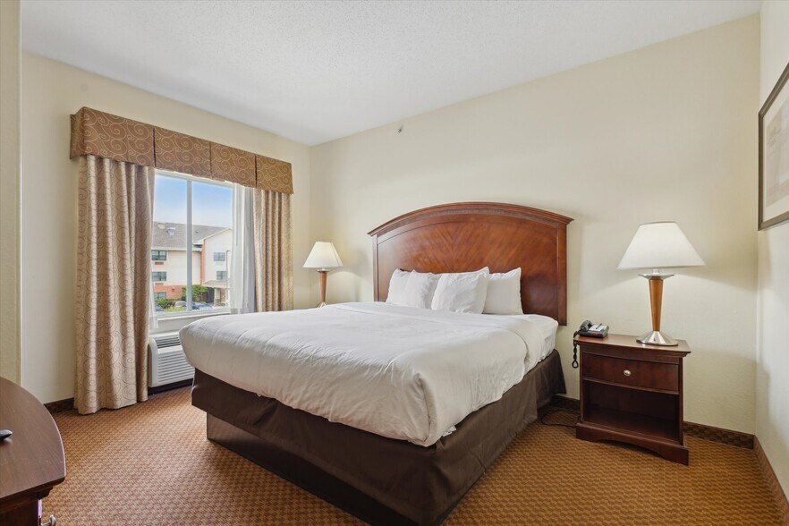 More Photos Of 2750 Fortune Cir W, Indianapolis Hotel For Sale