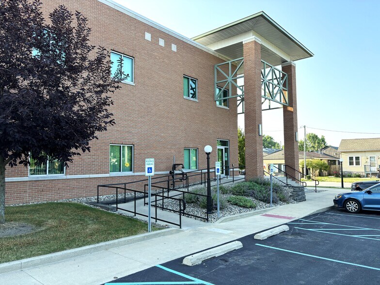 More Photos Of 510 W Adams St, Plymouth Medical For Lease