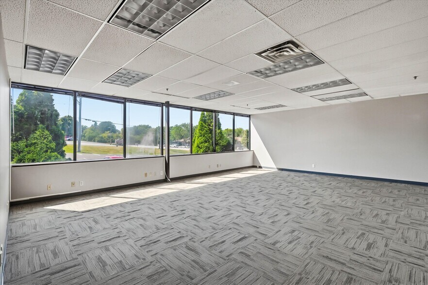 More Photos Of 601-611 N Barker Rd, Brookfield Office For Lease