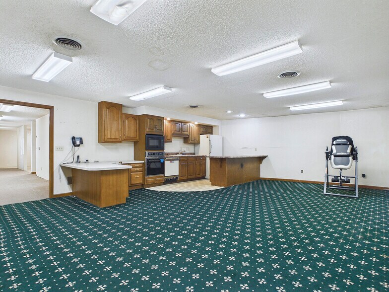 More Photos Of 201 W High St, Edwardsville Showroom For Sale