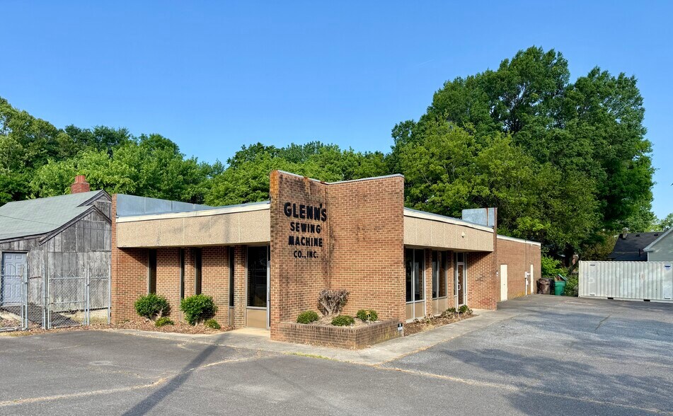Primary Photo Of 1100-1102 English Rd, High Point Manufacturing For Sale