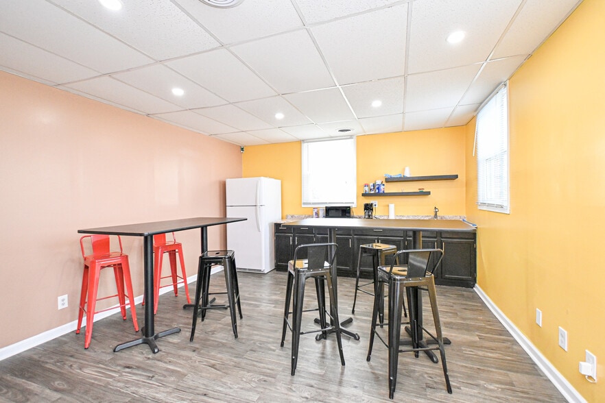 More Photos Of 8240 Clara Ave, Cincinnati Office For Sale