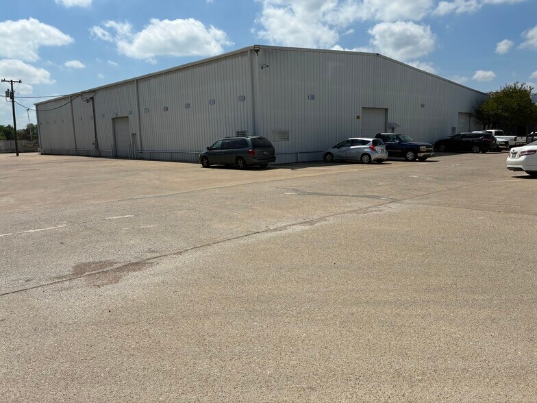 More Photos Of 301 Pleasant Dr, Dallas Warehouse For Lease