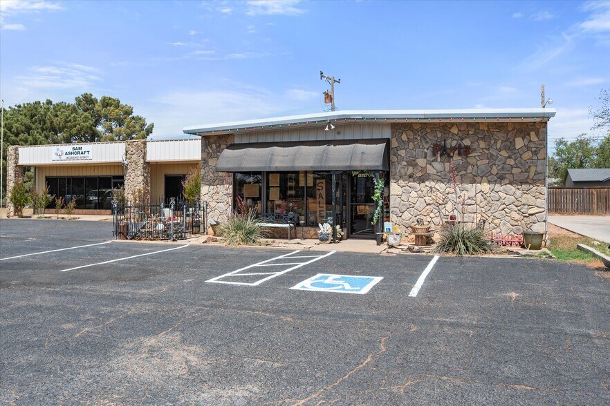 More Photos Of 1926 W Lockwood St, Tahoka General Retail For Sale