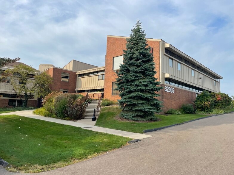 More Photos Of 32905 W 12 Mile Rd, Farmington Hills Medical For Sale