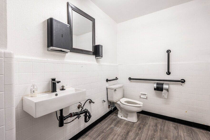 More Photos Of 601 W 4th St, North Little Rock Light Manufacturing For Sale