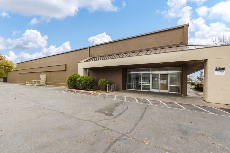 More Photos Of 106-108 W Main St, Woodland General Retail For Sale