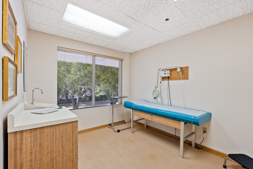 More Photos Of 700 2nd Ave N, Naples Medical For Lease