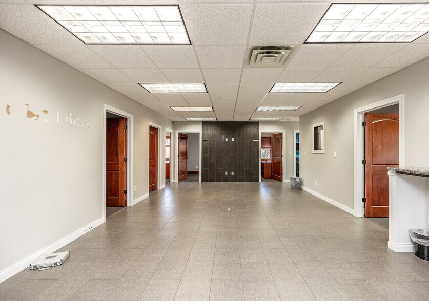 More Photos Of 3709 N Harrison St, Davenport Office For Sale