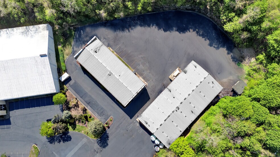 More Photos Of 3 Browns Ln, Hawthorne Warehouse For Lease