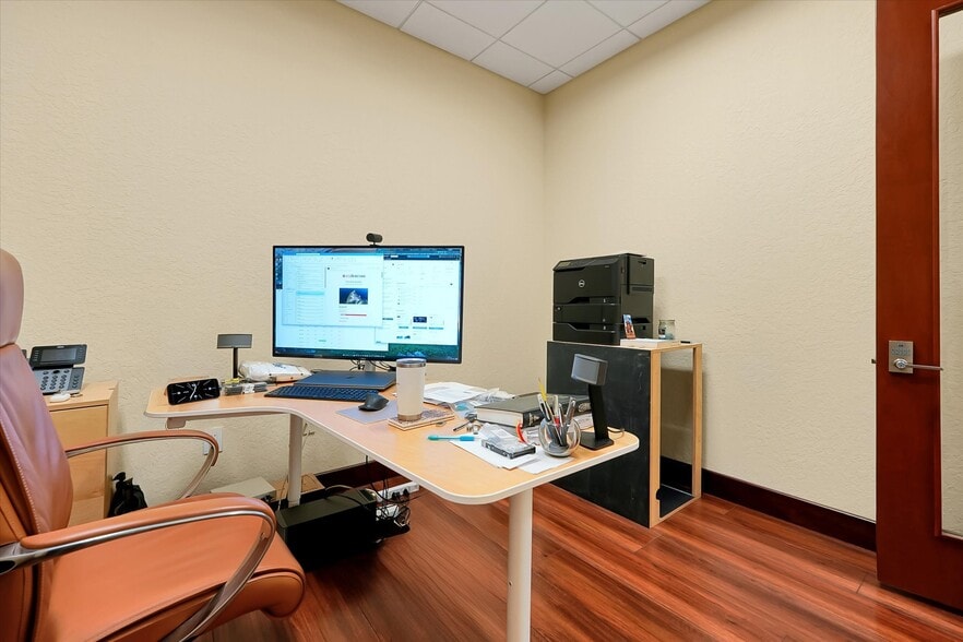 More Photos Of 8810 Commodity Cir, Orlando Showroom For Lease