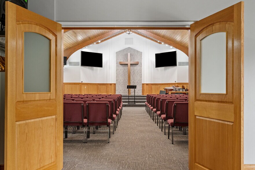 More Photos Of 6206 Lilac Dr N, Brooklyn Center Religious Facility For Sale