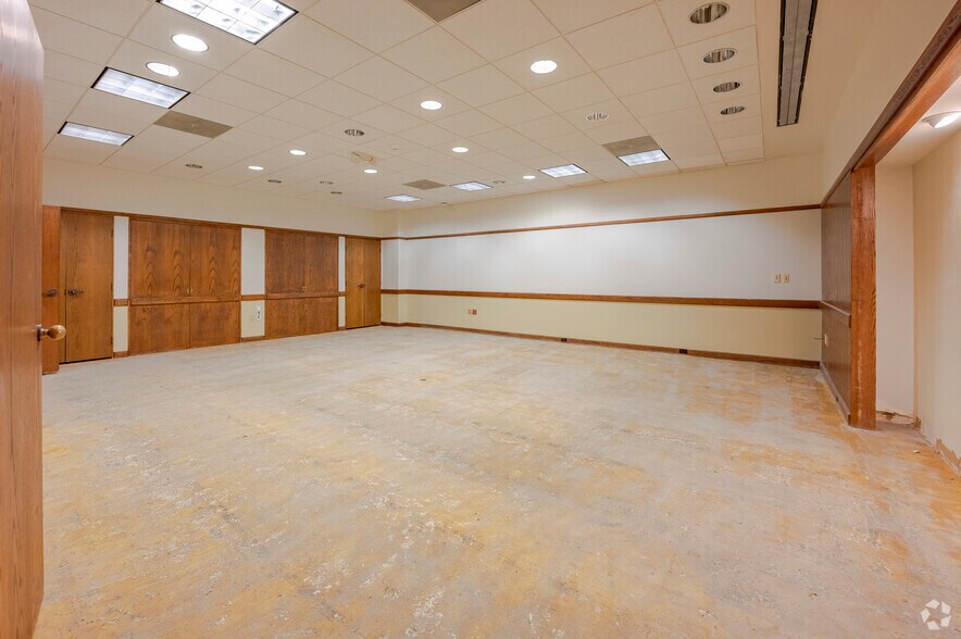 More Photos Of 22 Waterville Rd, Avon Medical For Sale