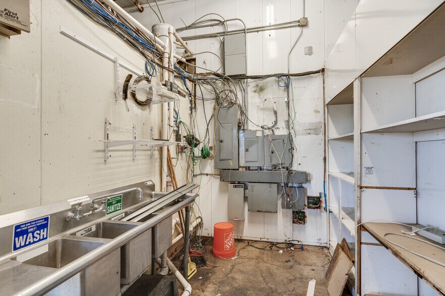 More Photos Of 1136 Central Fwy, Wichita Falls Service Station For Sale