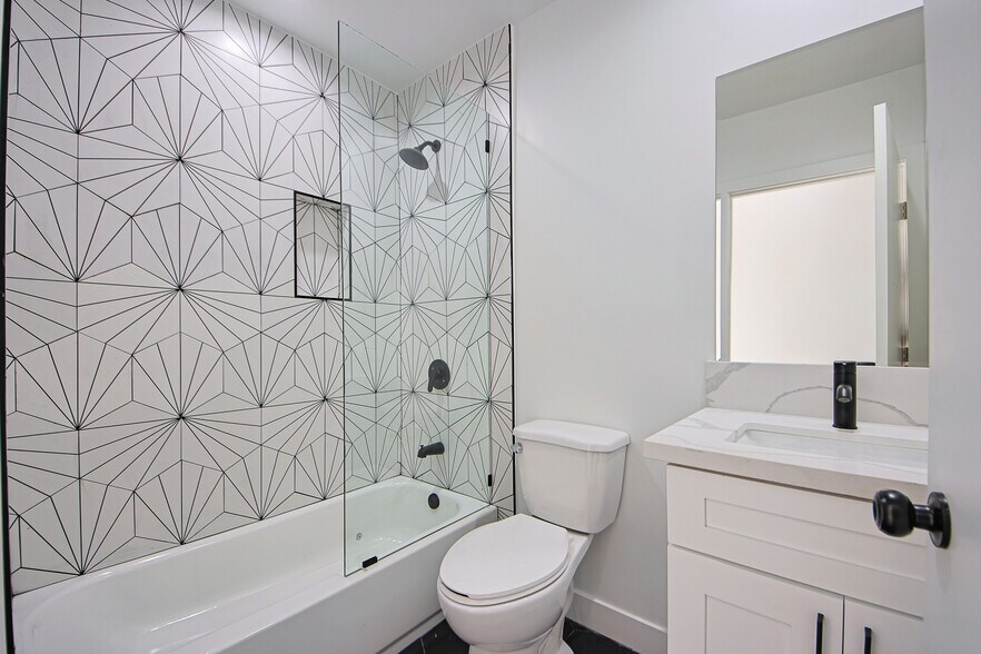 More Photos Of 2404 S Cochran Ave, Los Angeles Apartments For Sale