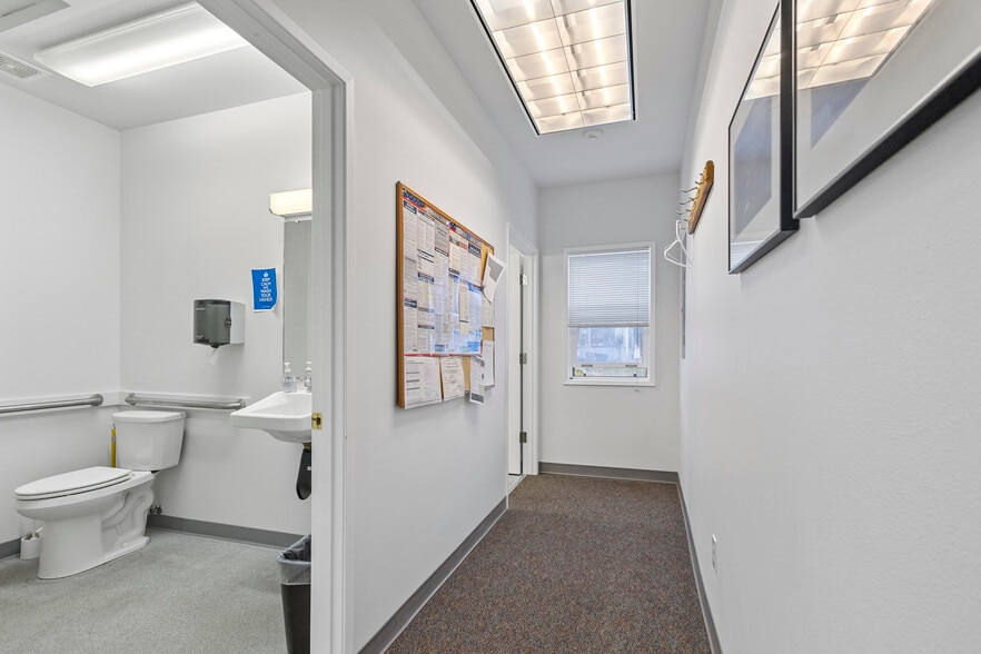 More Photos Of 9 NW Front St, Coupeville General Retail For Sale