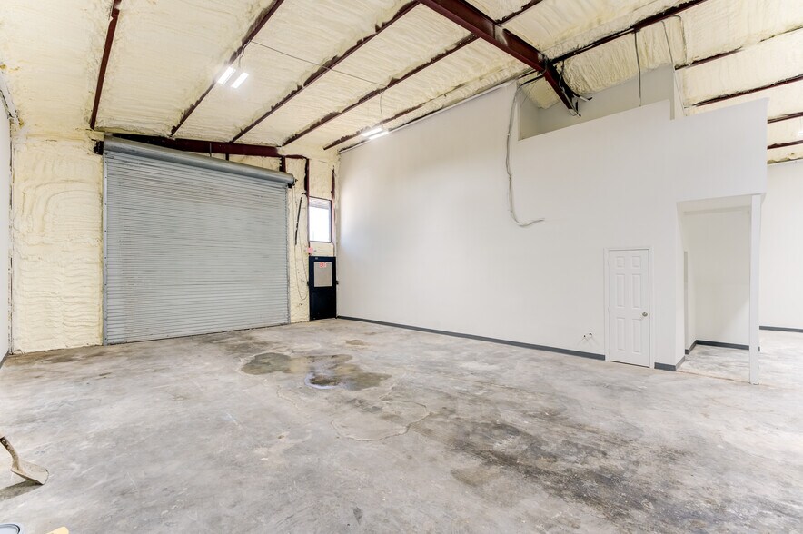 More Photos Of 10215 Papalote St, Houston Showroom For Sale