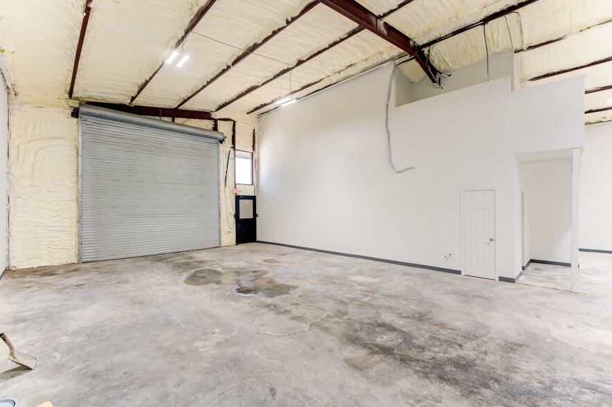 More Photos Of 10215 Papalote St, Houston Showroom For Lease