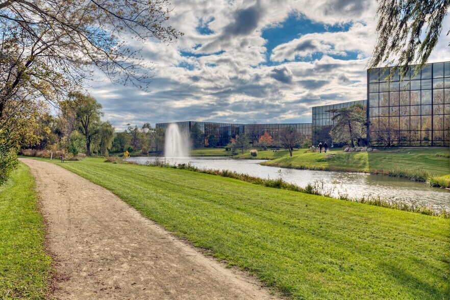 More Photos Of 2333 Waukegan Rd, Bannockburn Unknown For Lease