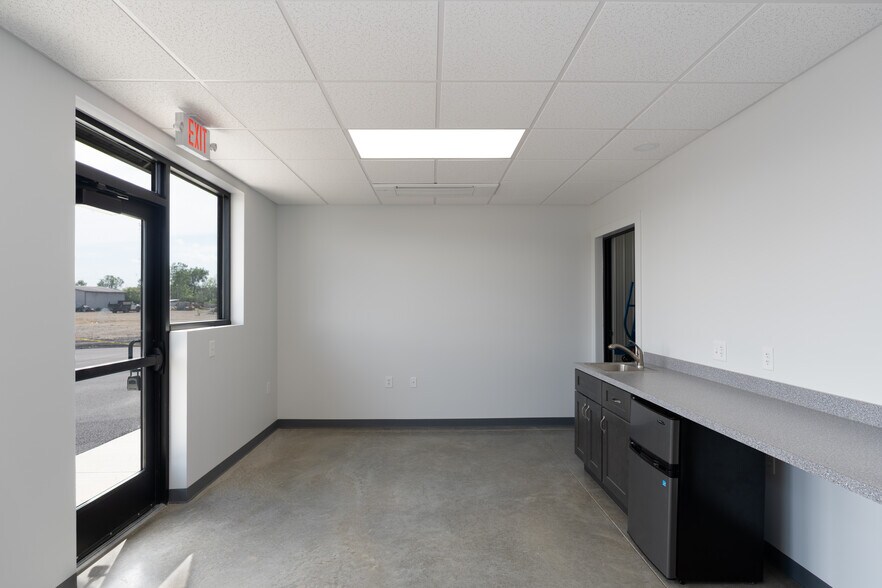 More Photos Of 7200 Old Liberty Road, Powell Flex For Lease