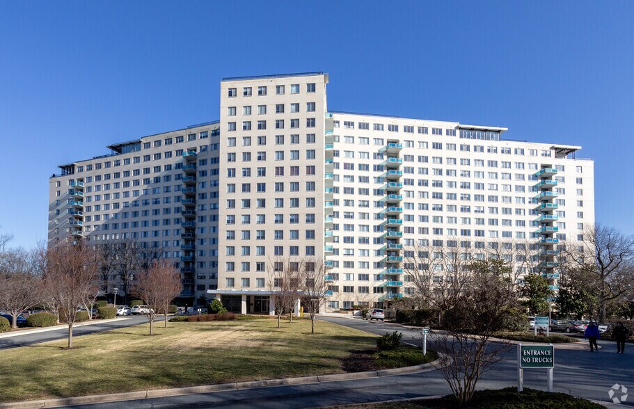 More Photos Of 10401 Grosvenor Pl, Rockville Apartments For Sale