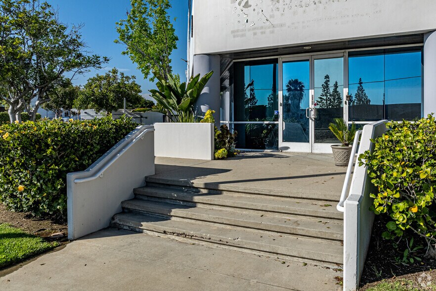 More Photos Of 14059 Stage Rd, Santa Fe Springs Warehouse For Lease