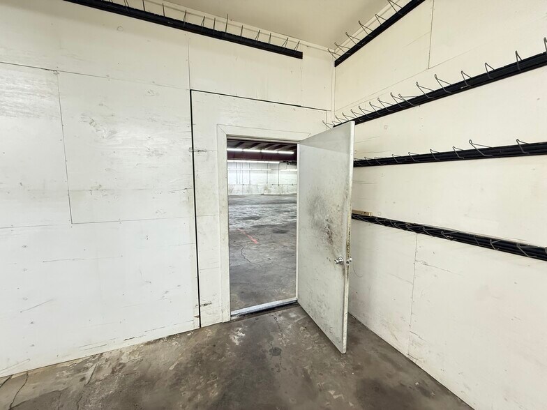 More Photos Of 11104 N Lamar Blvd, Austin Showroom For Lease