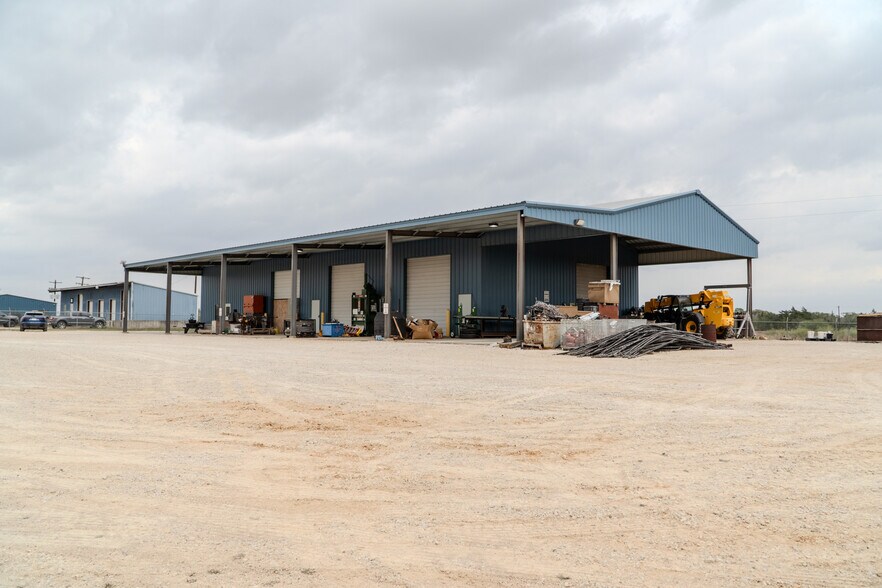 More Photos Of 945 Huser Blvd, Schulenburg Industrial For Lease