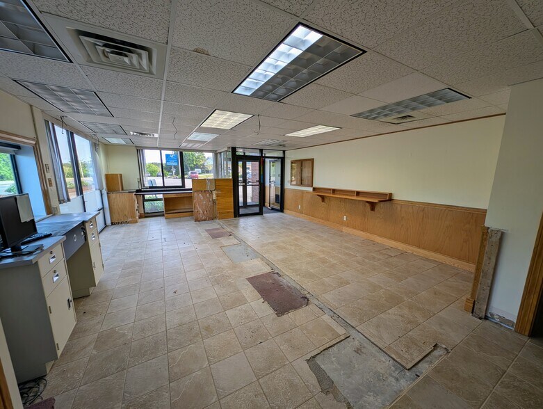 More Photos Of 55 Congress Ave, Bath Freestanding For Lease