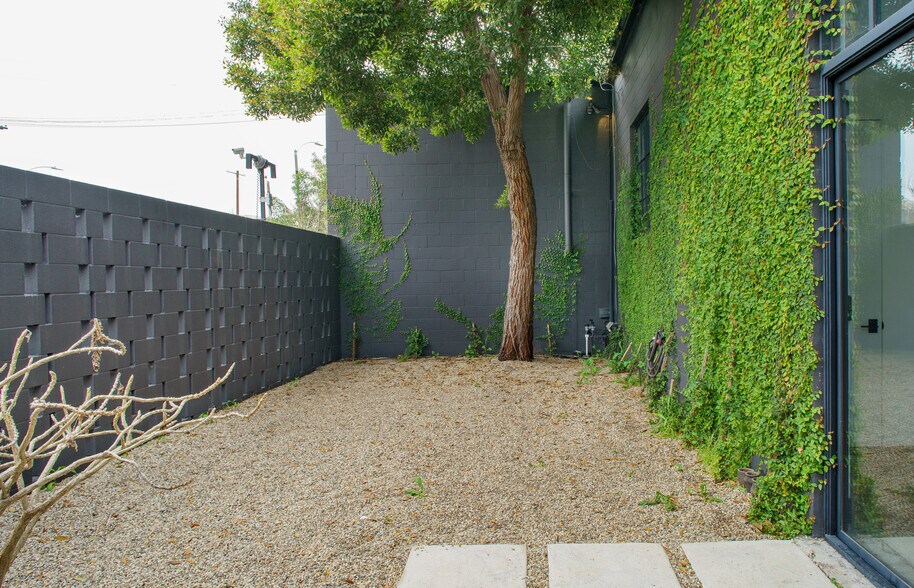 More Photos Of 3641-3645 10th Ave, Los Angeles Showroom For Lease