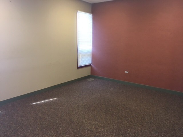 More Photos Of 820 E Terra Cotta Ave, Crystal Lake Office For Sale