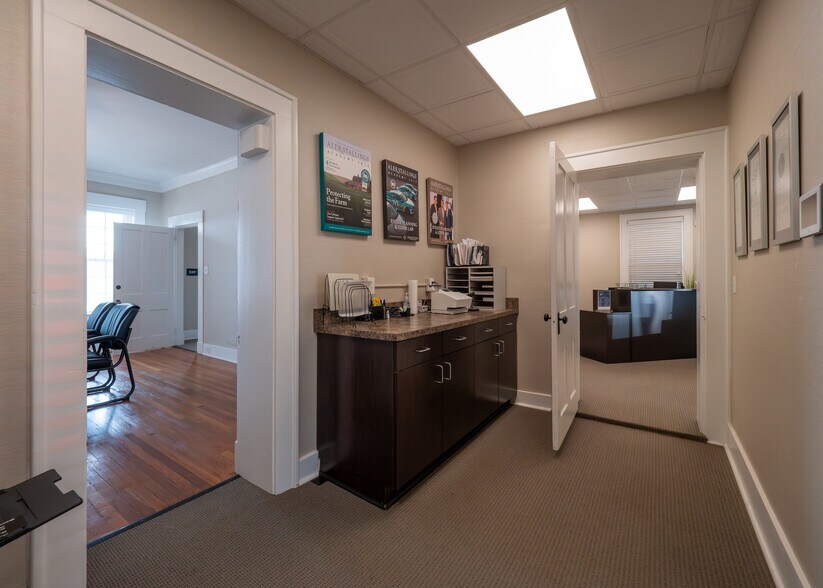 More Photos Of 15 N Franklin St, Delaware Office For Sale