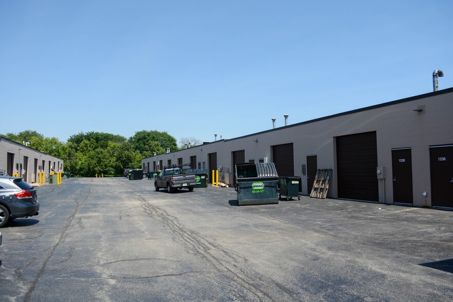 More Photos Of 1200-1228 Allanson Rd, Mundelein Warehouse For Sale