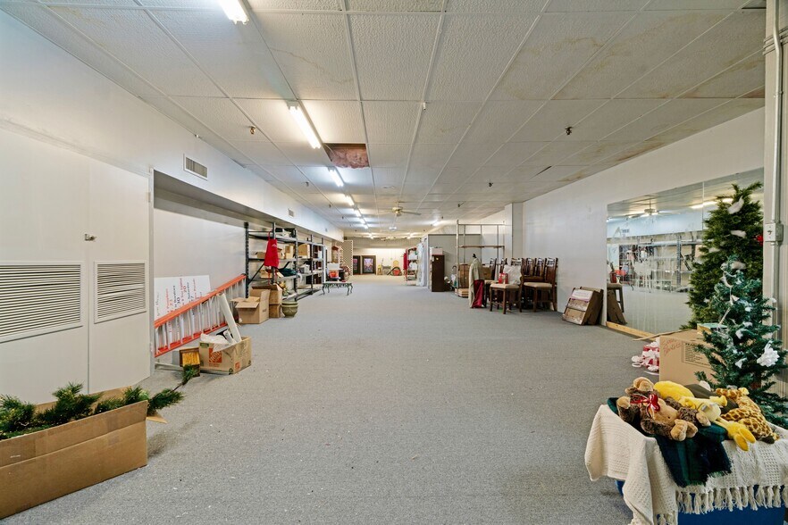 More Photos Of 20 North Plz, Paris General Retail For Sale