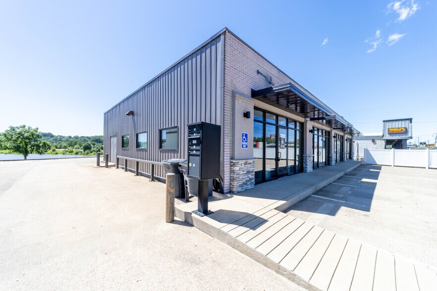 More Photos Of 1064 S Riverside Dr, Clarksville General Retail For Lease