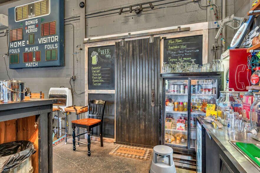 More Photos Of 601 Arizona Ave, Holton General Retail For Sale