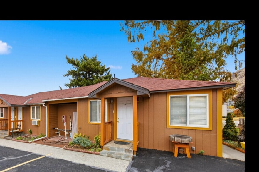 More Photos Of 2044 W Woodin Ave, Chelan Hotel For Sale