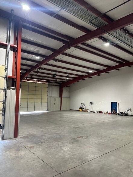 More Photos Of 1637 S Baehr St, Wichita Warehouse For Sale