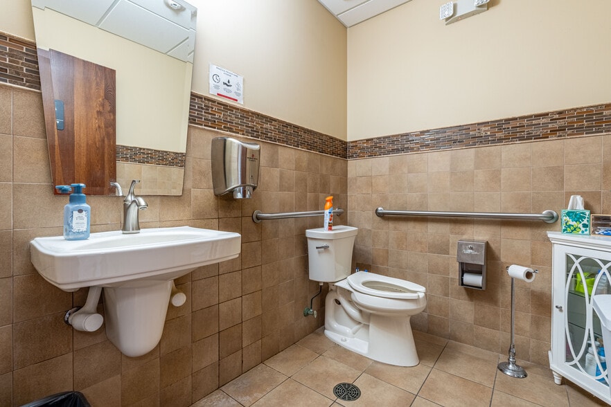More Photos Of 16610 W 159th St, Lockport Medical For Sale